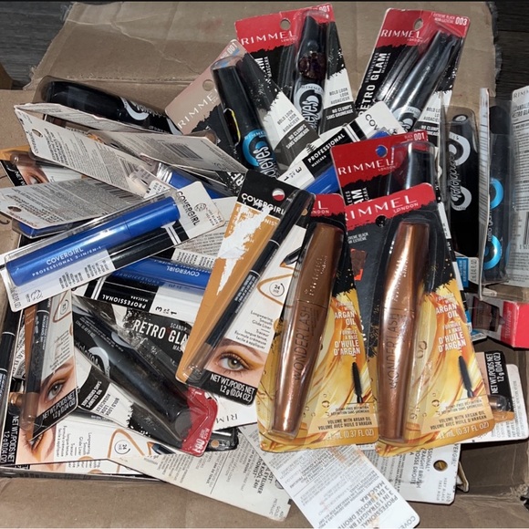 Drug store makeup mascaras blushes concealers lippies & much more over 900 pcs - Picture 4 of 5